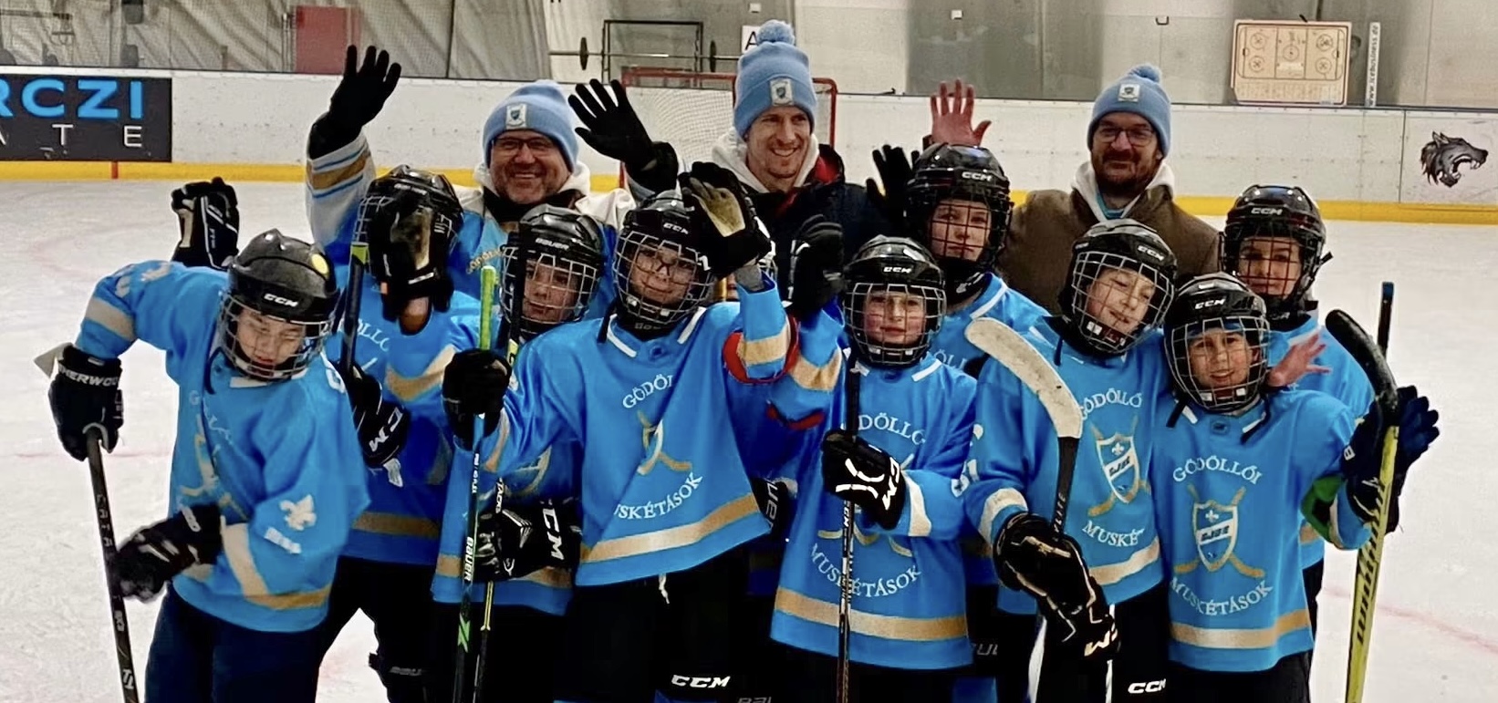 A Gödöllői Jégkorong Sportegyesület csapata a Premi Rink jégcsarnok jégpályáján